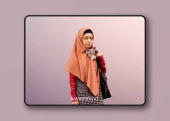 Stylish Girl With Headscarf And Bag low poly 3d model